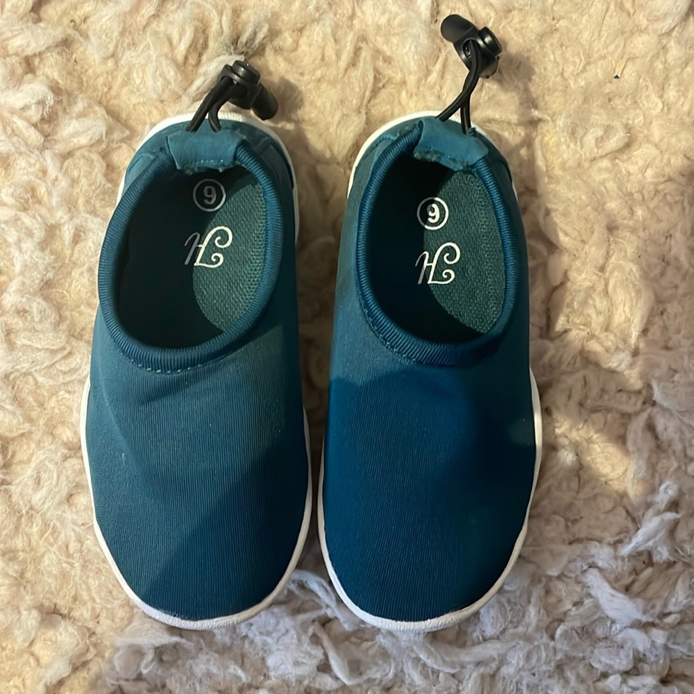 Honeysuckle 6 swim shoes NEW